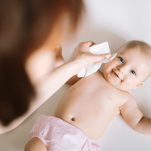 lenço umedecido sendo usado no bebe