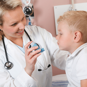 medico dando remédio para Criança