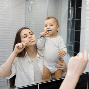 ensinando o filho a escovar o dente