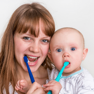 como escovar o dente do bebê