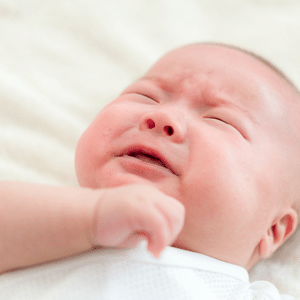 melhor posição para bebê dormir com nariz entupido