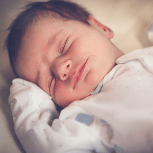 bebê sorrindo enquanto dorme