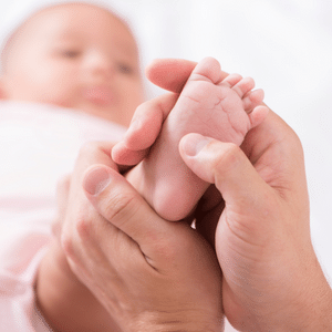 como fazer o bebê parar de morder o pé
