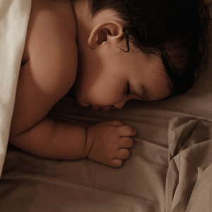 dúvidas se o bebê pode dormir de bruços ou não